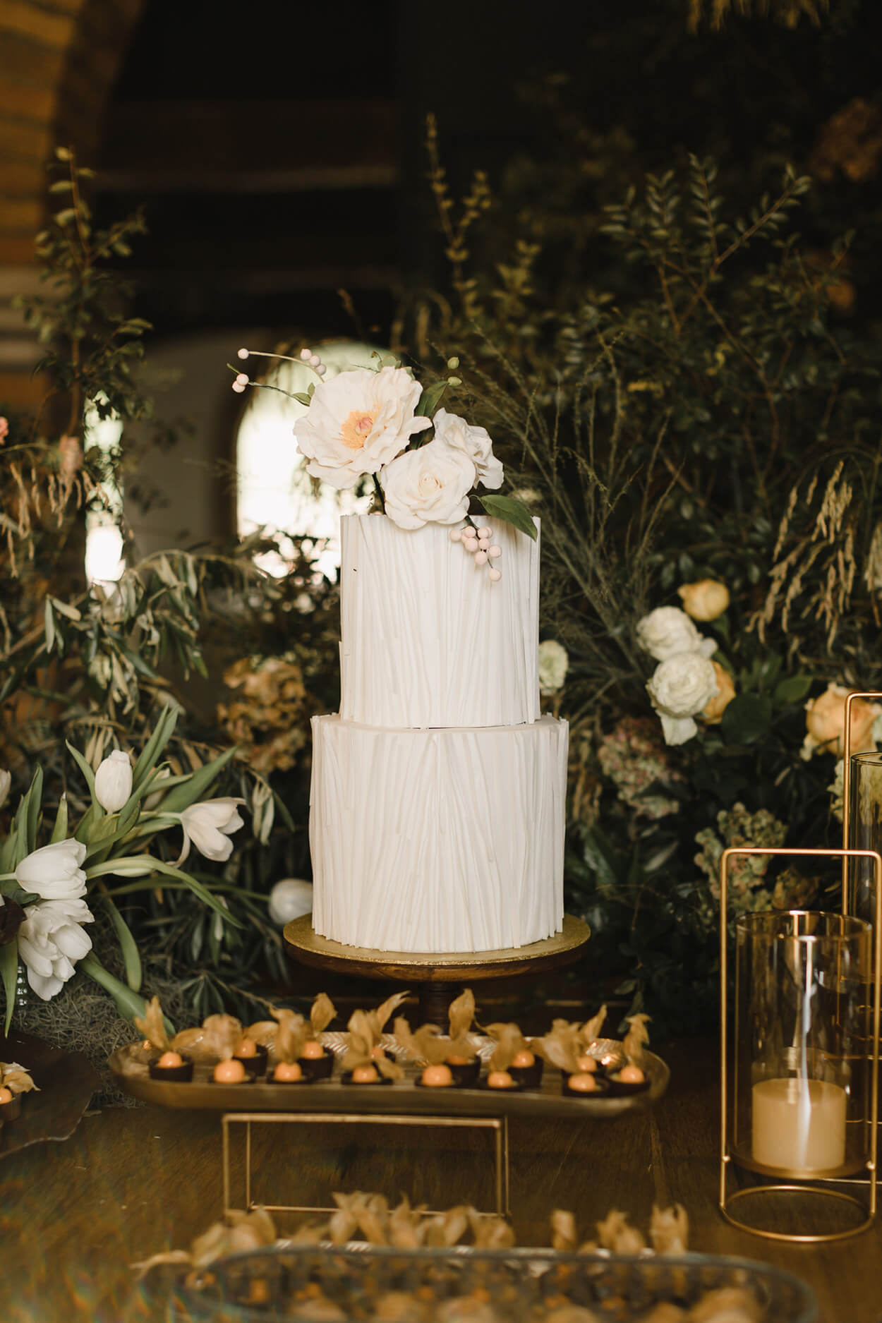bolo de casamento de dois andares com flores