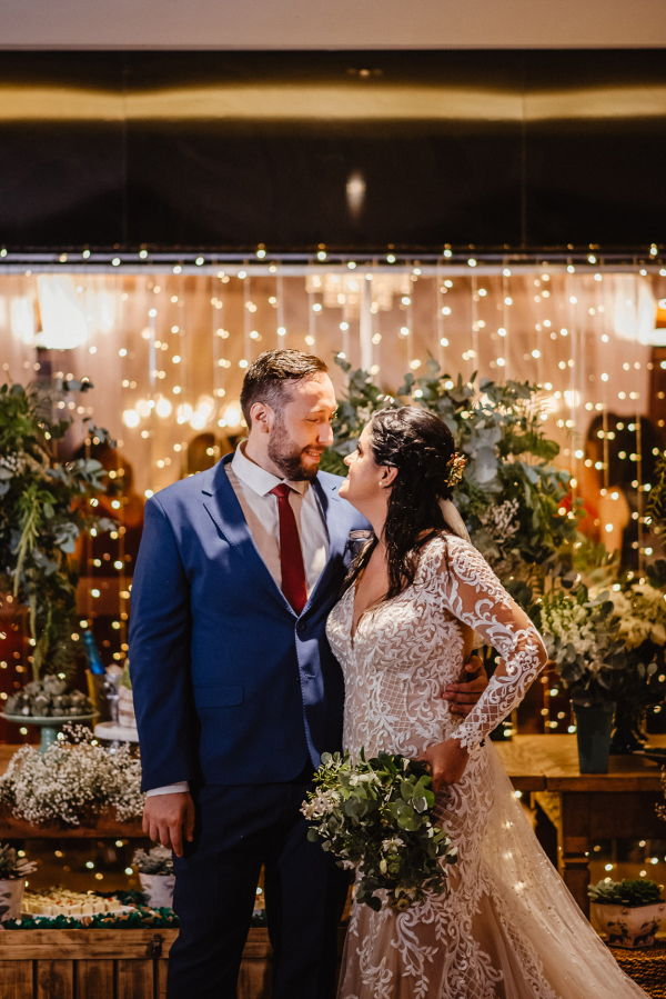 capa post: Noivos se olhando perto da mesa