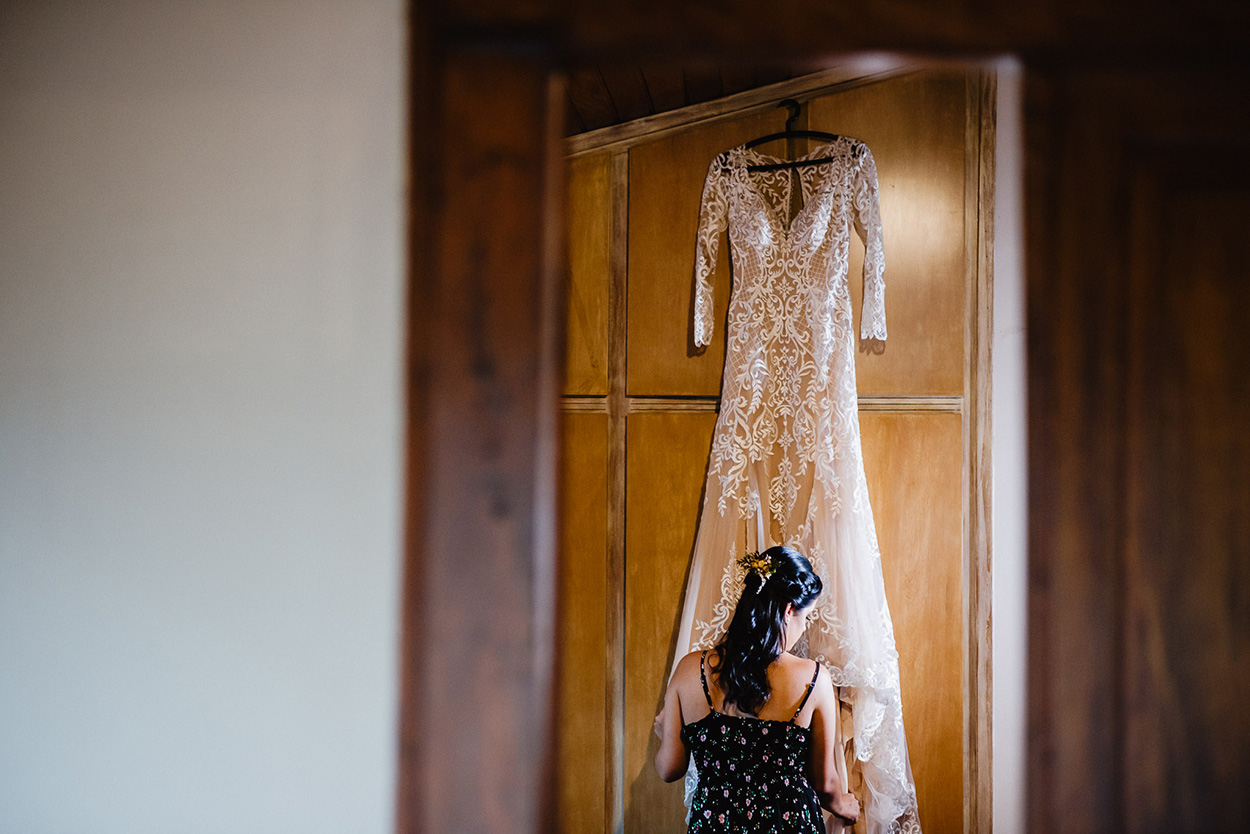 Mulher tocando vestido de noiva 