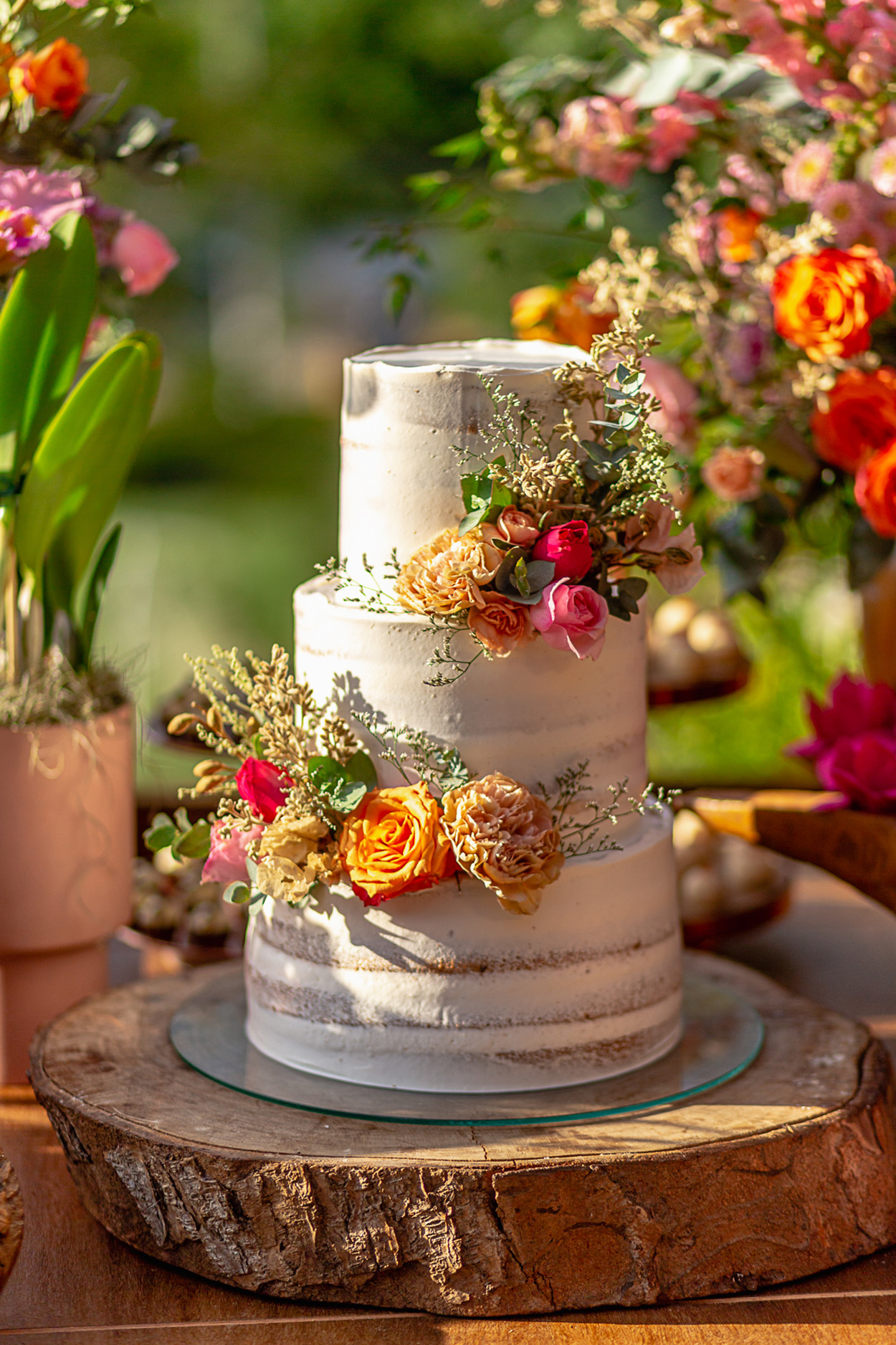Bolo de casamento com flores rosas e laranja