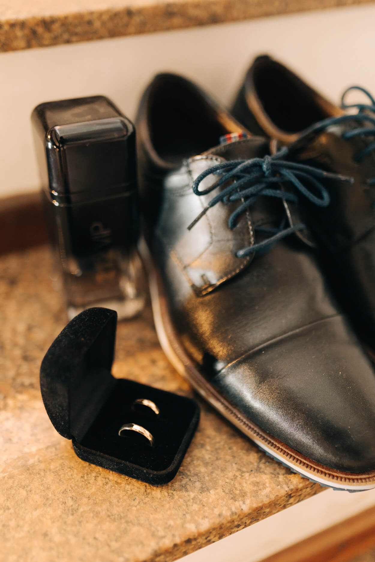 Sapato preto e alianças