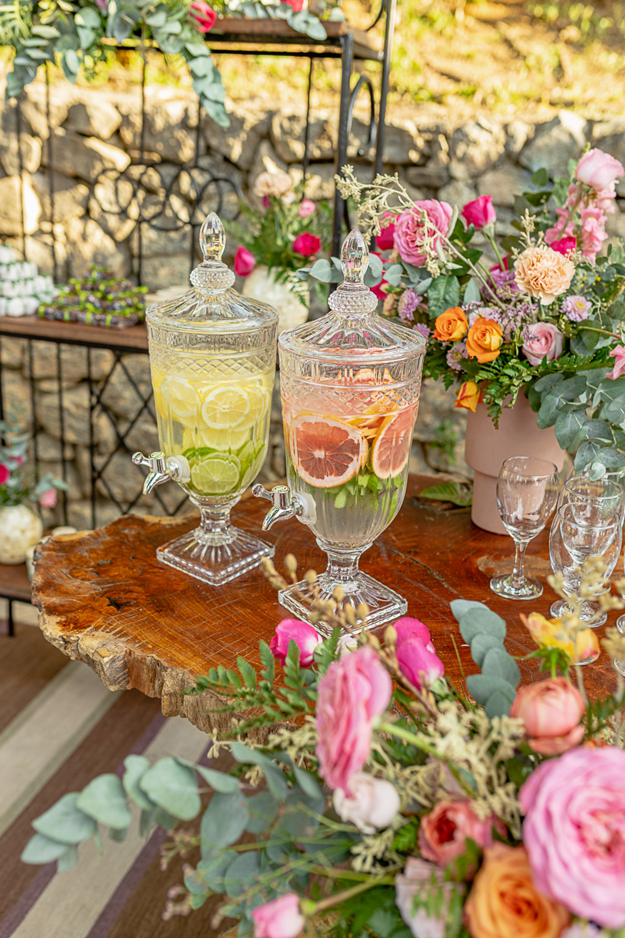 Mesa com suqueiras de vidro e flores