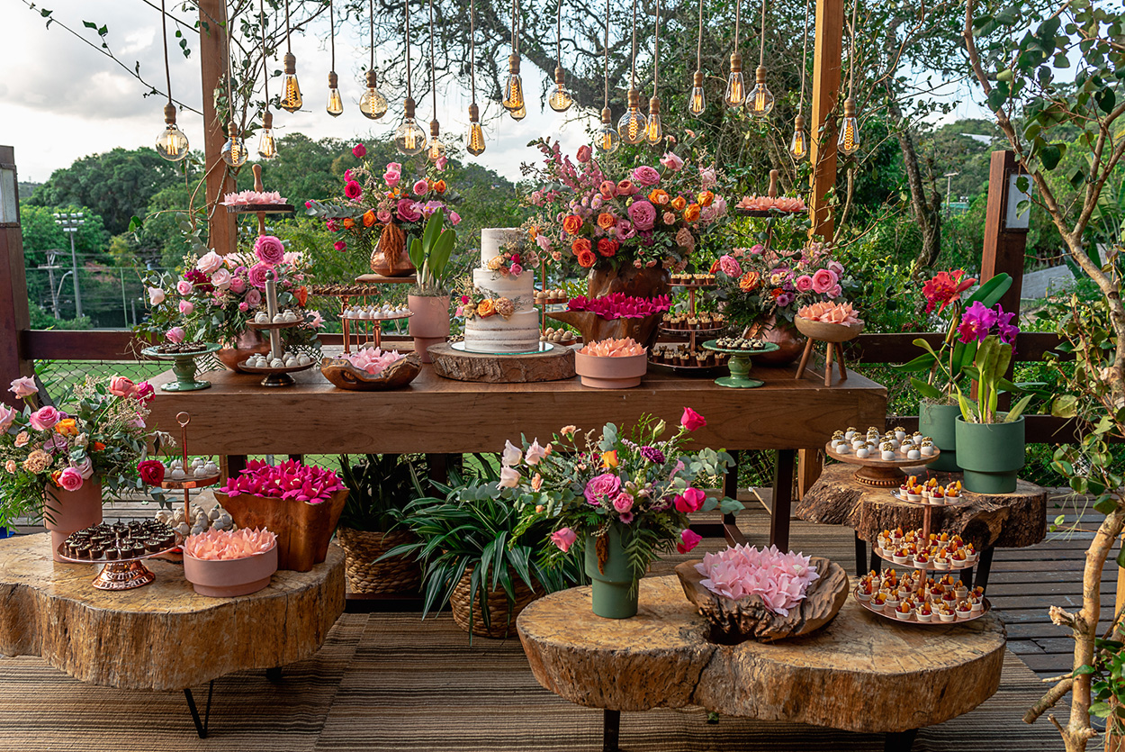 Mesas com doces de casamento bolo e flores