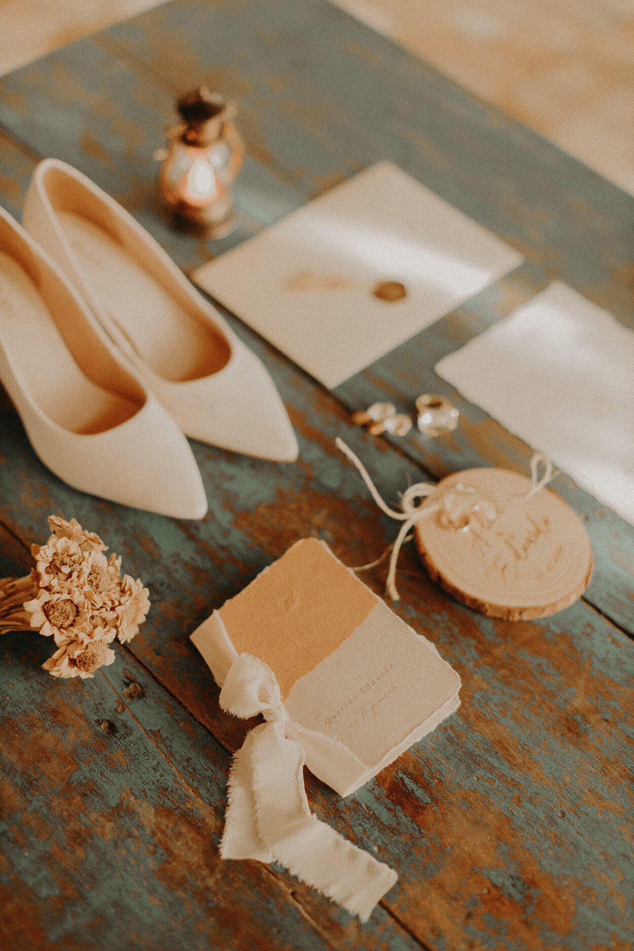 Sandália e envelopes na mesa