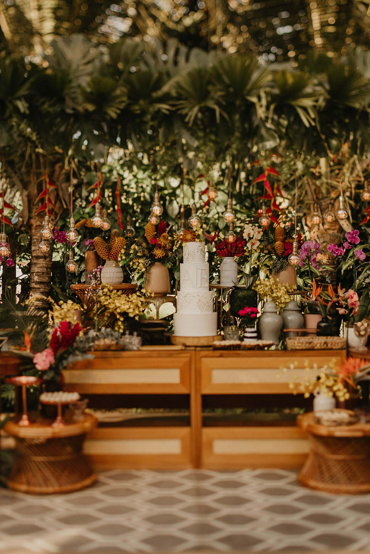 Mesa com bolo de casamento e flores