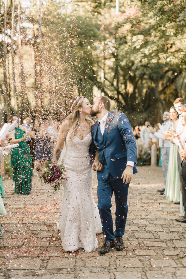 capa post: Noivos se beijando