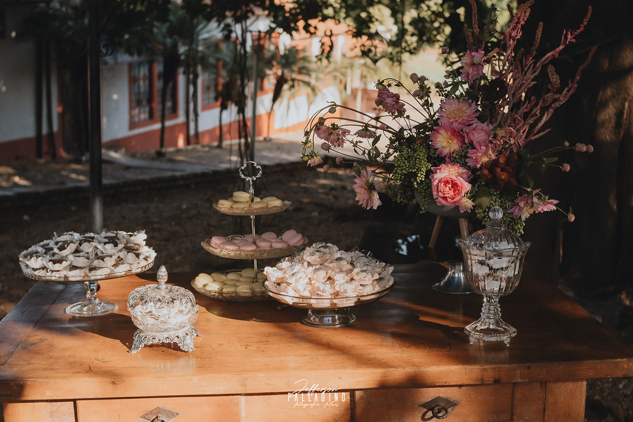 Mesa com bandejas com doces no jardim