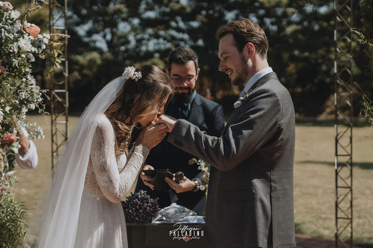 Noiva beijando as mãos do noivo
