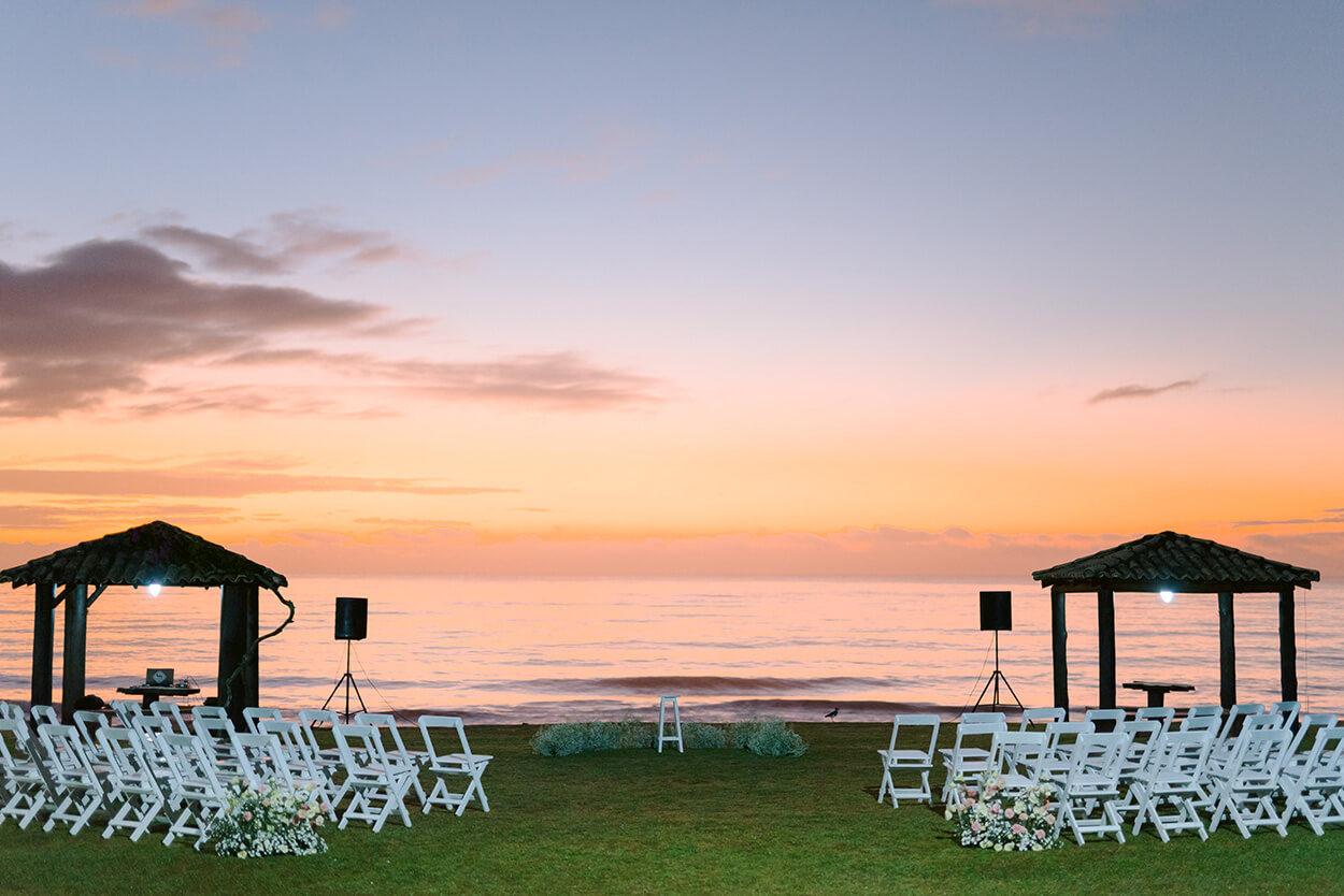 Cadeiras e altar com vista para o mar