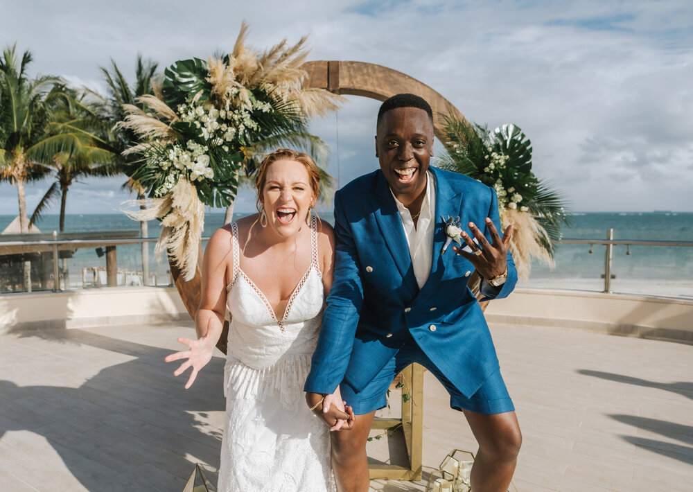 casal comemorando casamento em cancun