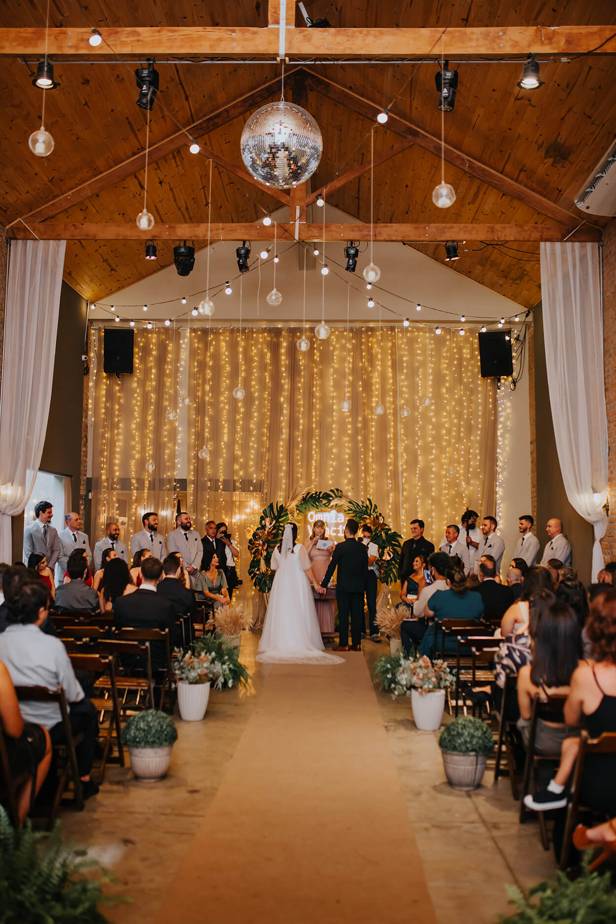 Casamento em salão iluminmado