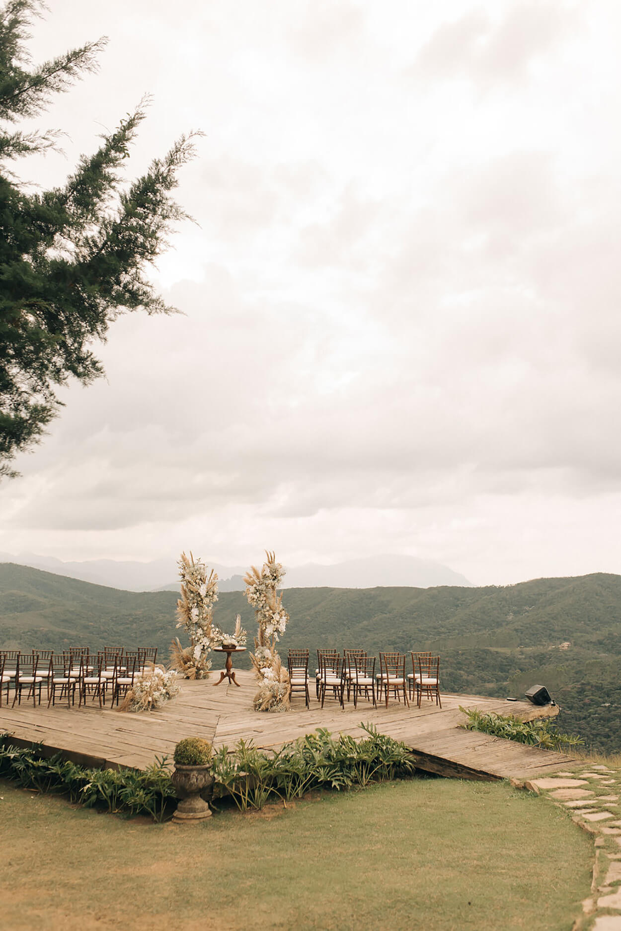 cadeiras e altar na montanha