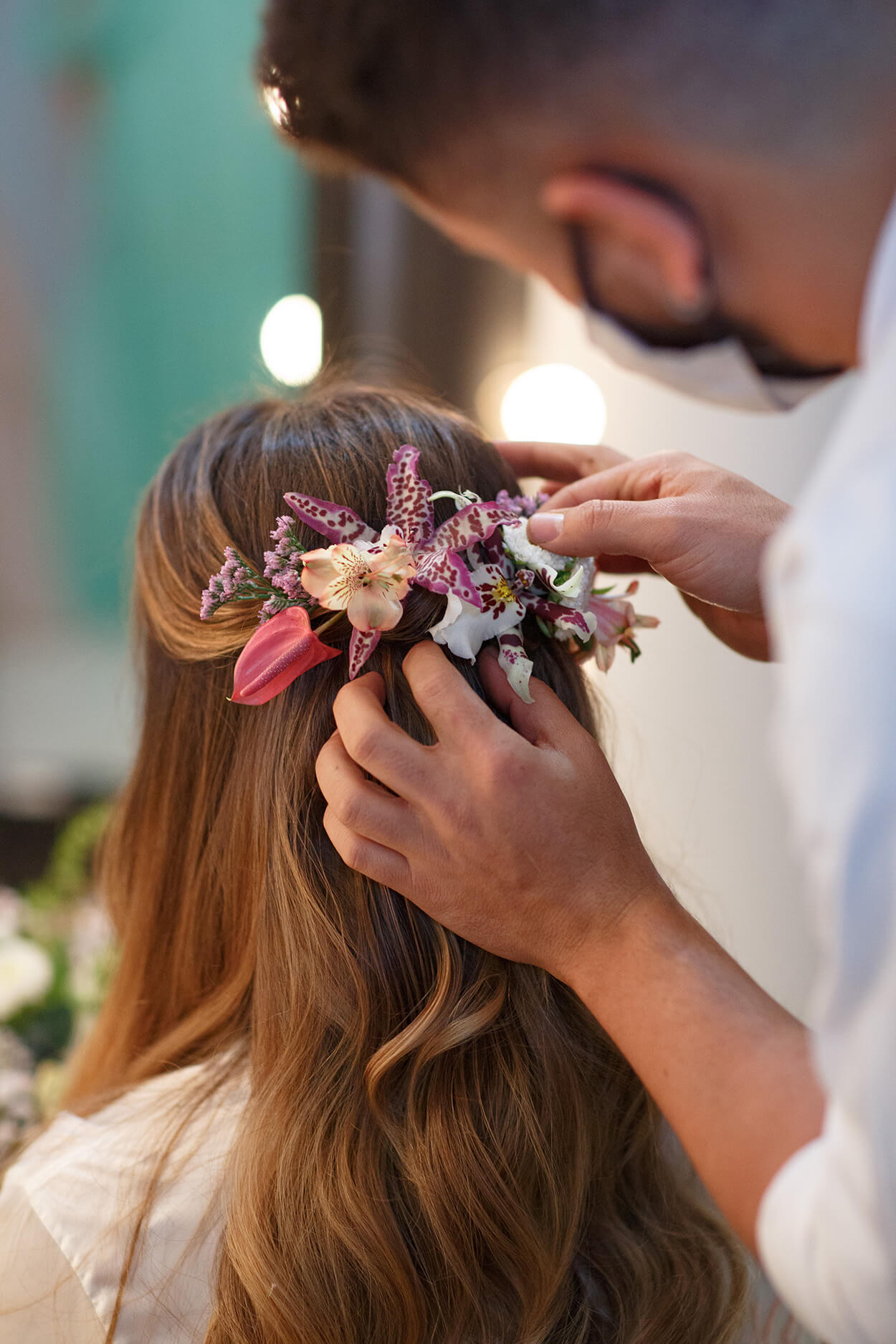 Homem colocando flor no cabelo de mulher