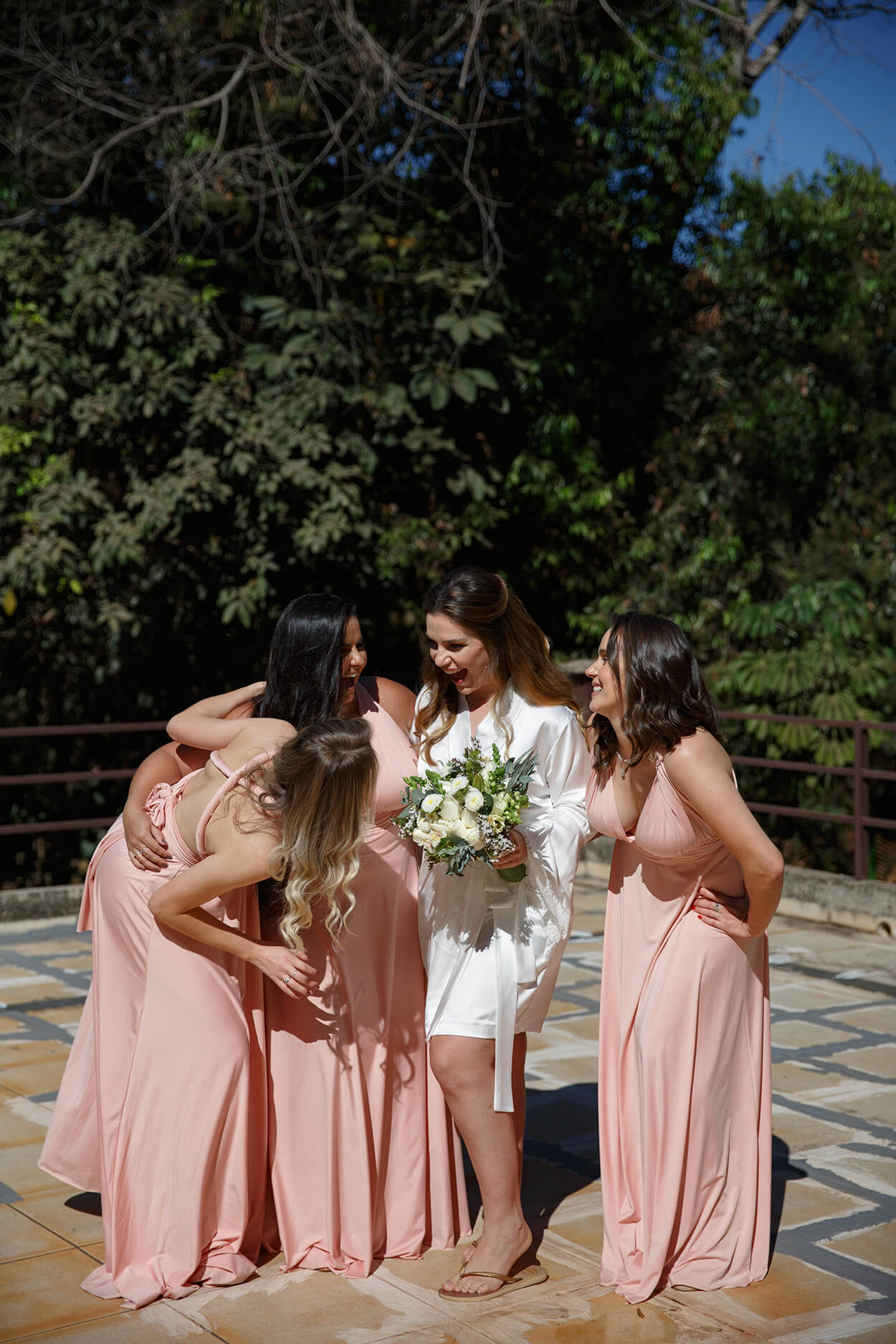 Noiva e mulheres com vestidos rosa