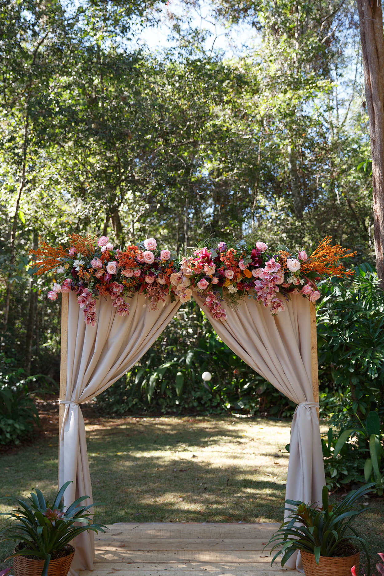 Arco com cortina e flores