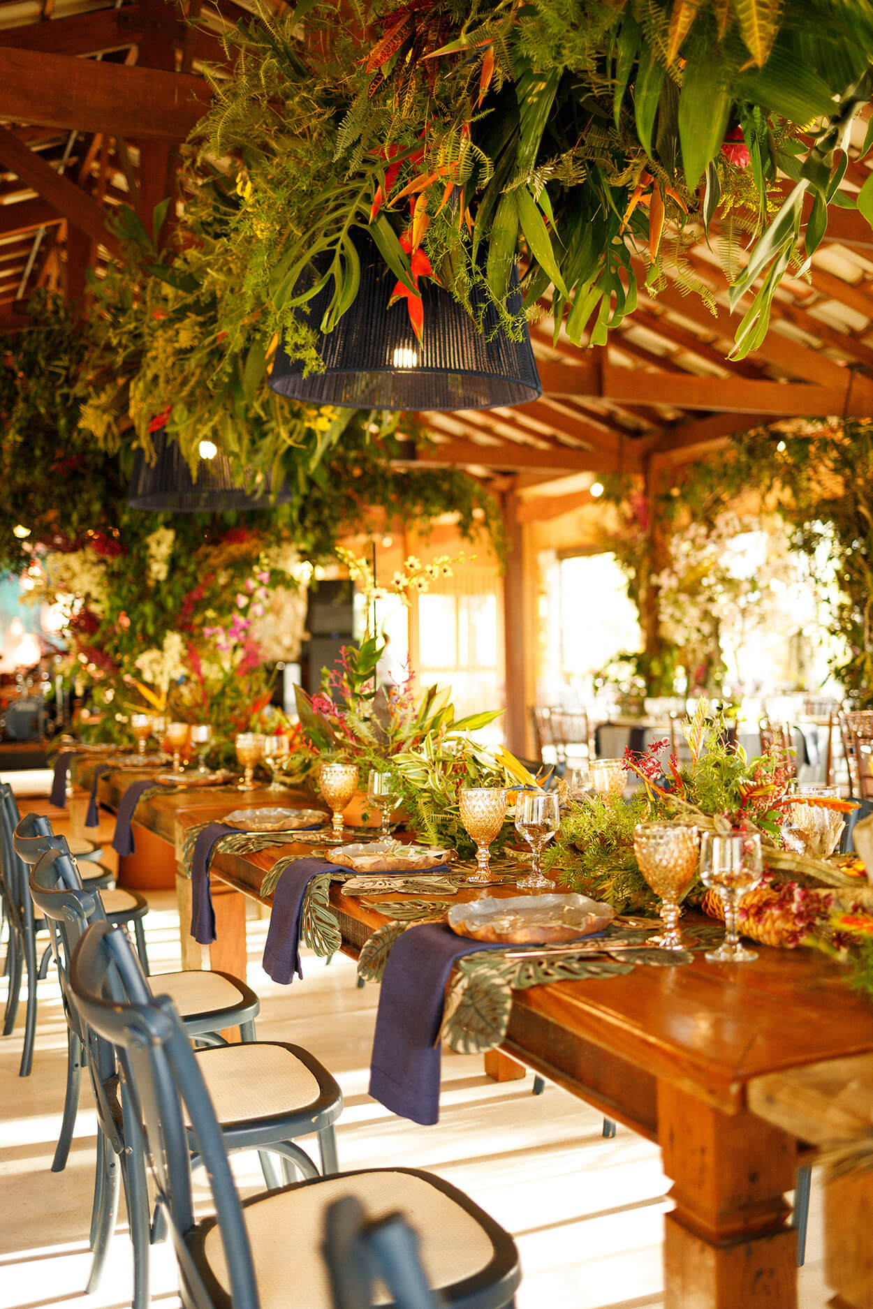Salão com mesa posta e plantas