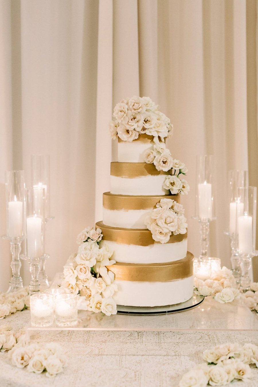  bolo de cinco andares para bodas de ouro