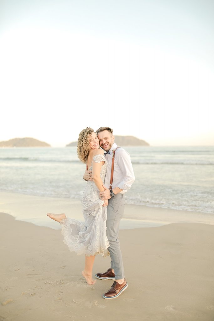 noivos em casamento na praia boho chic