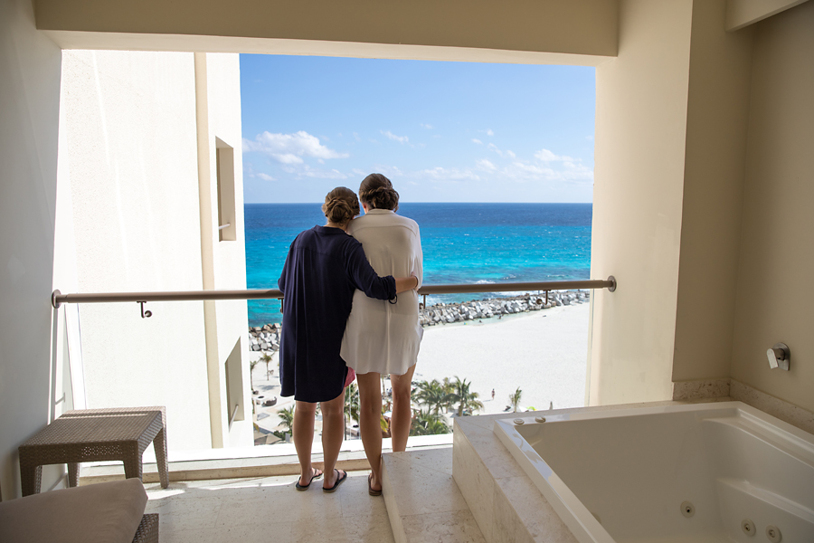 mãe e noiva olhando vista da praia de cancun