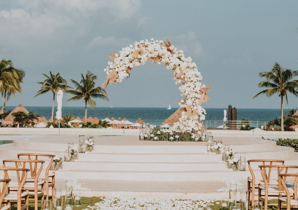cerimônia ao ar livre com decoração de casamento em cancún