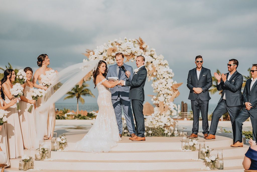 noivos em cerimônia ao ar livre em casamento em cancún