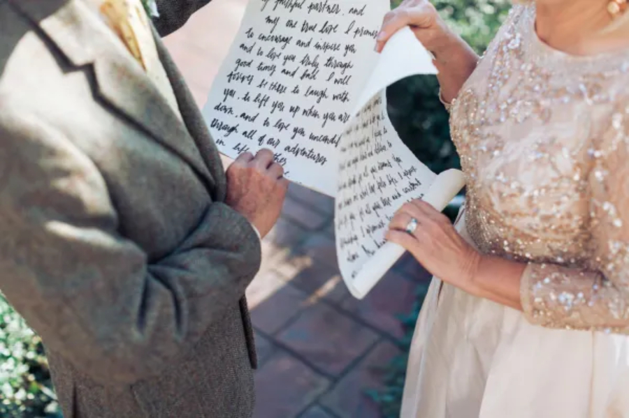 pais lendo mensagens de filhos em bodas de ouro