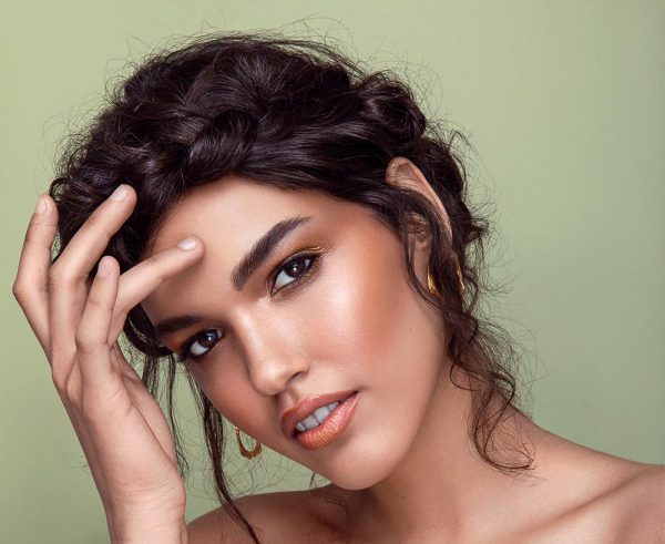 capa post: modelo com maquiagem natural