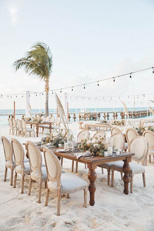 mesa comunitária em praia casamento cancun