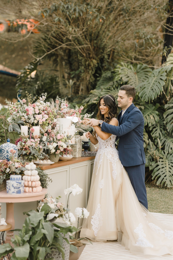 capa post: Noivos cortando o bolo de casamento