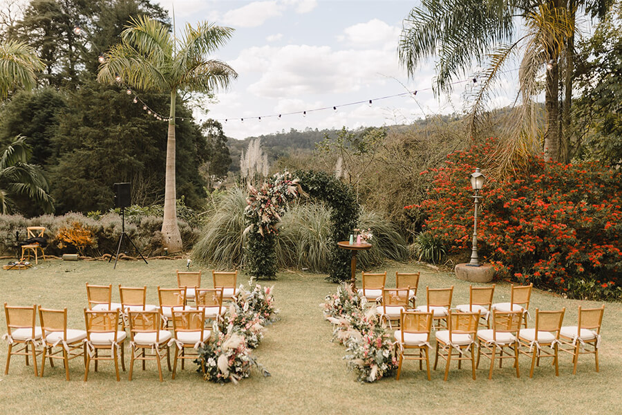 Cadeiras e altar com flores no campo