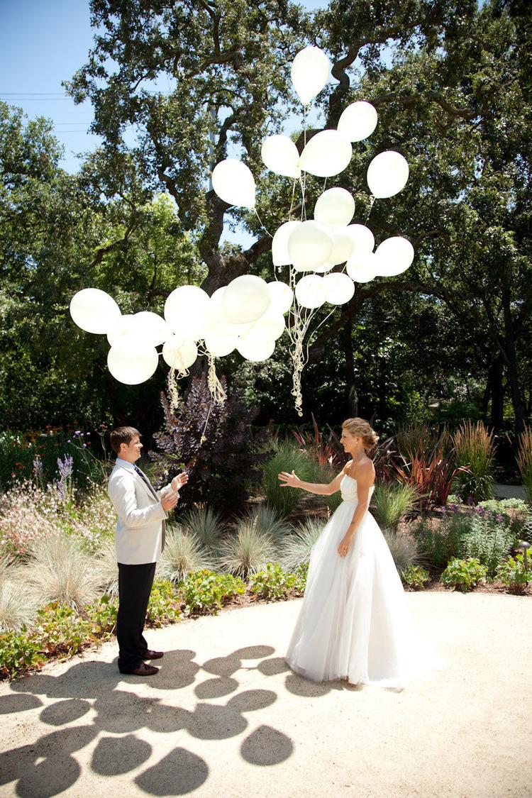 noivos soltando balões em cerimônia de casamento