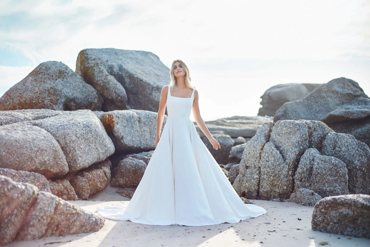 mulher vestido de noiva simples na praia