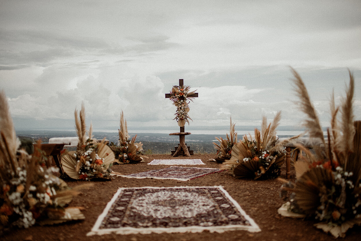 Altar com cruz e flores na montanha