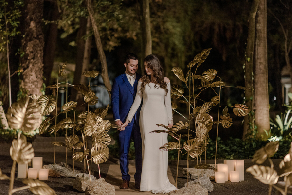 capa post: Noivos abracados no jardim a noite