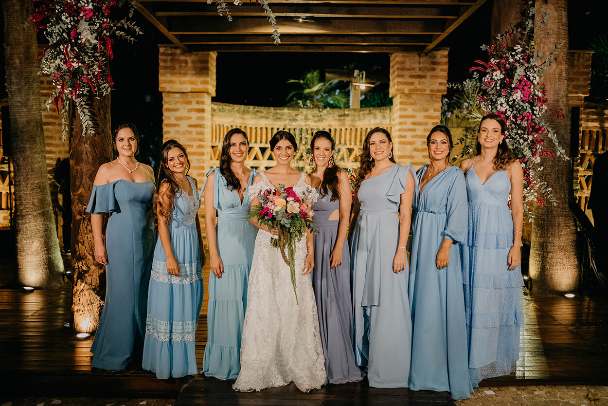 Noiva e madrinhas com vestido azul serenity