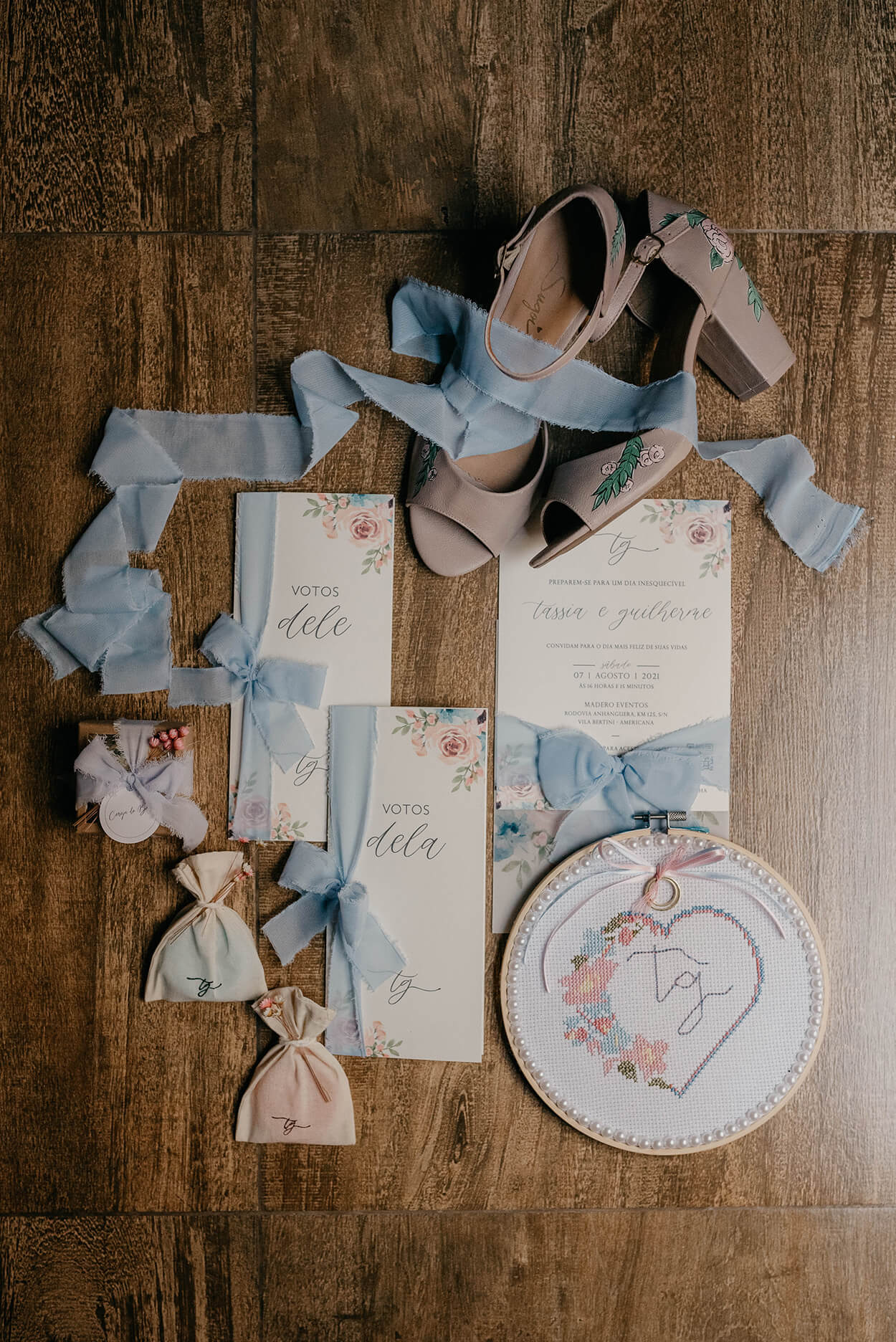 Convites de casamento com laço azul