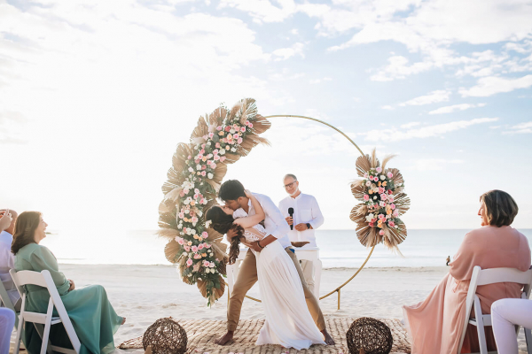 capa post: noivos se beijando no altar