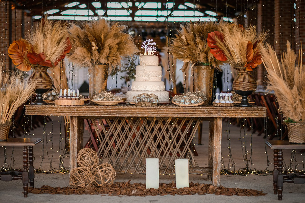 Mesa com bolo de casamento