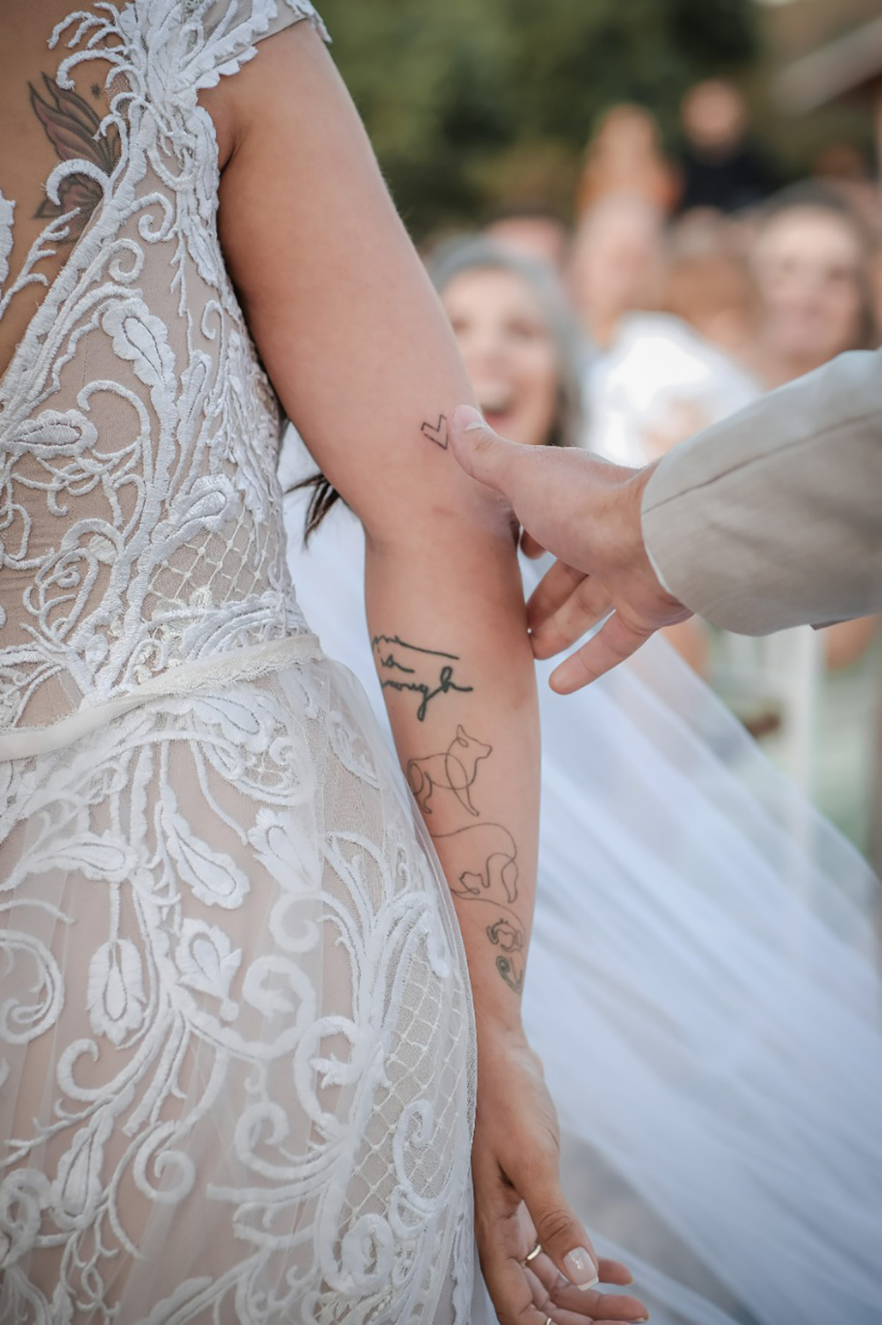 Mulher com tatuagens no braço