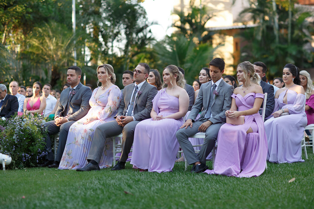 Padrinhos e madrinhas com vestido lilás