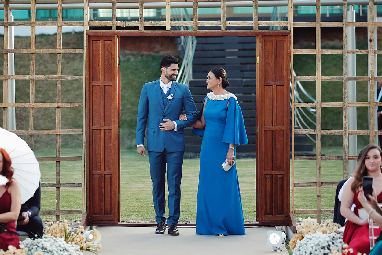 Entrada do noivo com a mãe de vestido azul