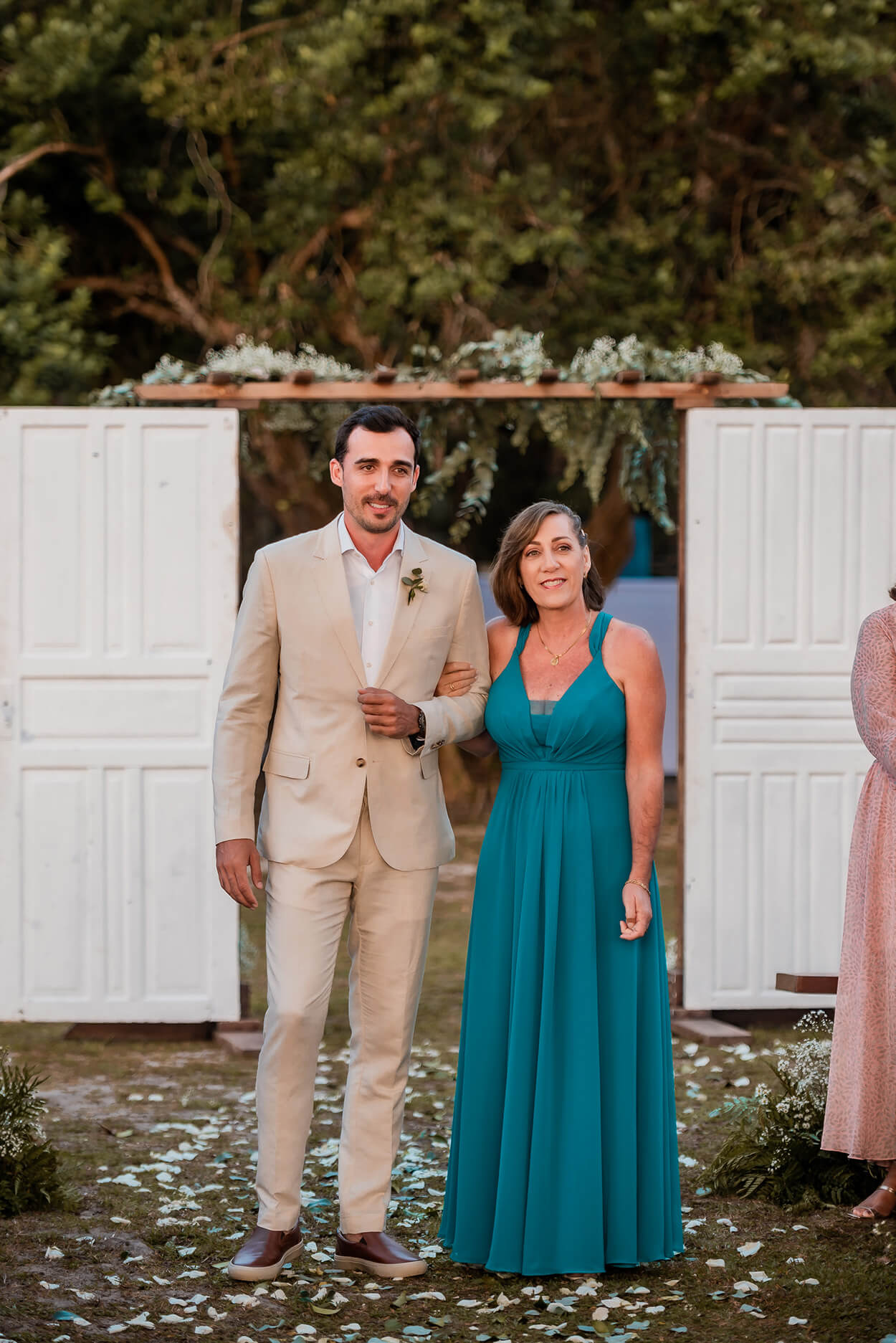 Noivo e mulher com vestido azul