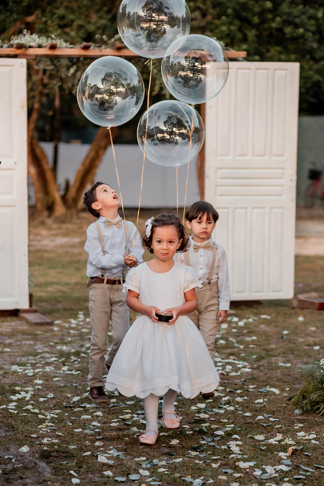 crianças com balões transparentes