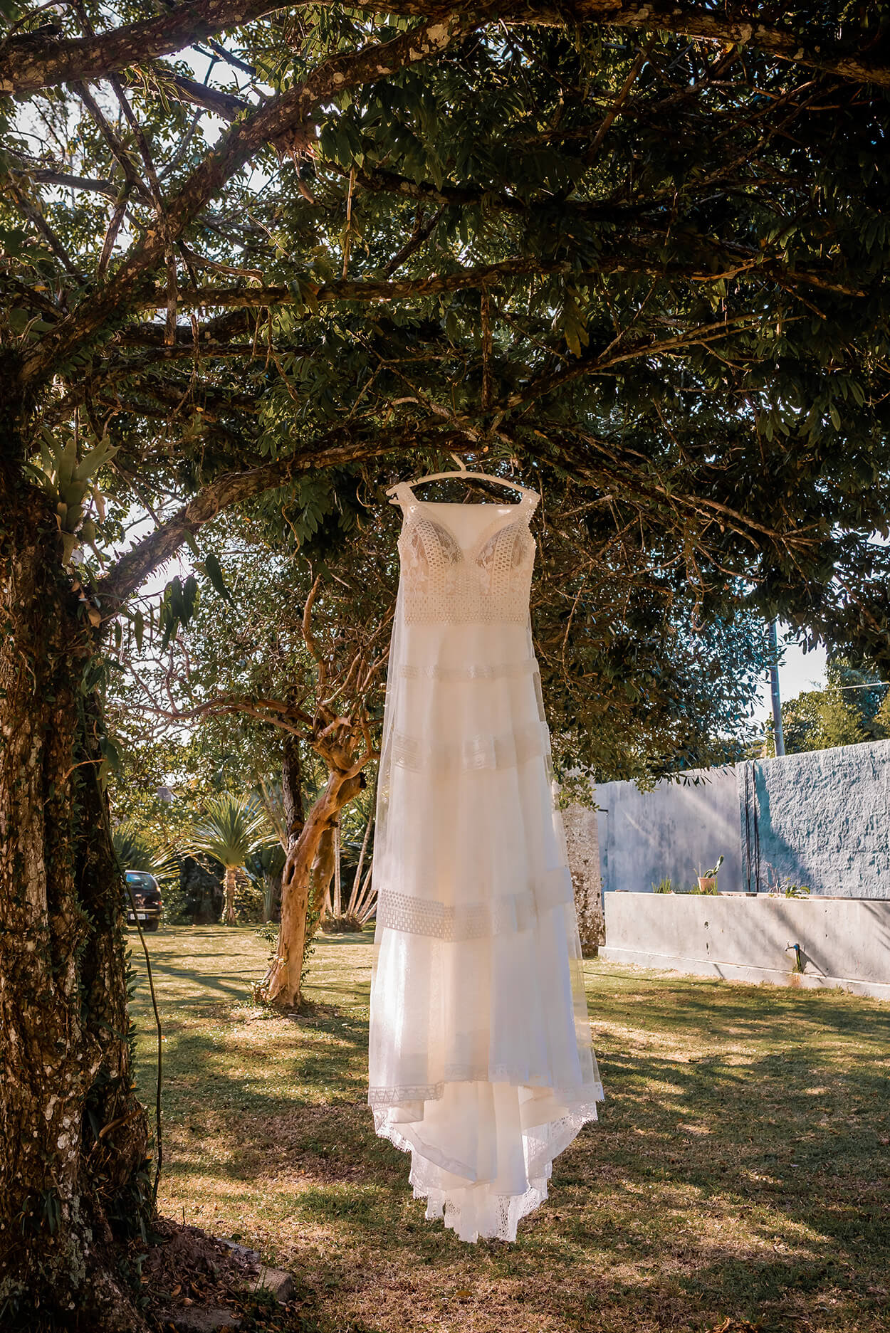 Vestido de noiva no cabide
