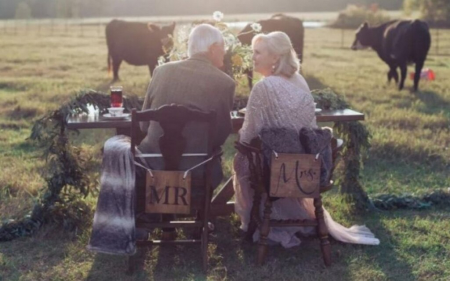casal celebrando bodas de ouro em fazenda