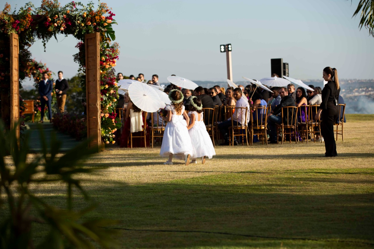 Casamento alto astral com cerimônia ao ar livre em Goiânia