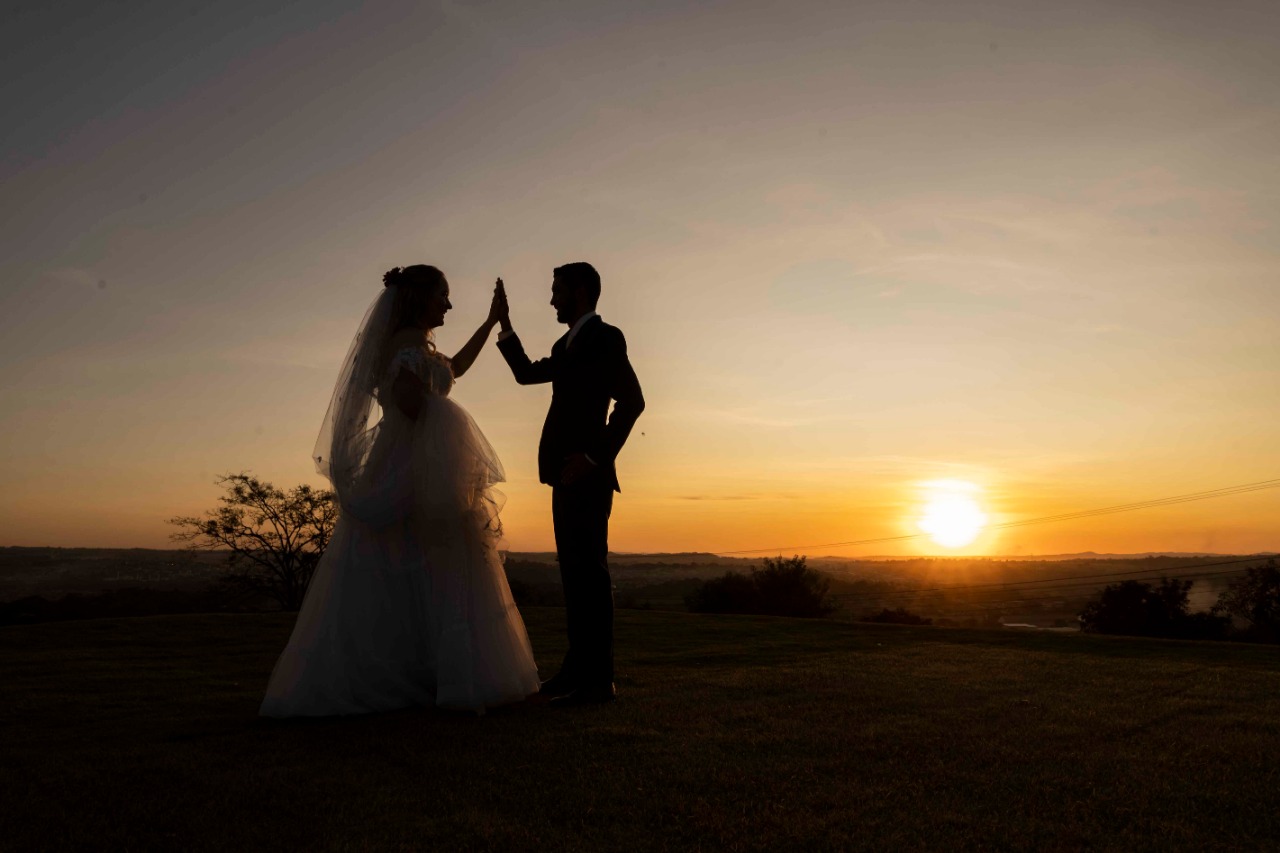 Casamento alto astral com cerimônia ao ar livre em Goiânia
