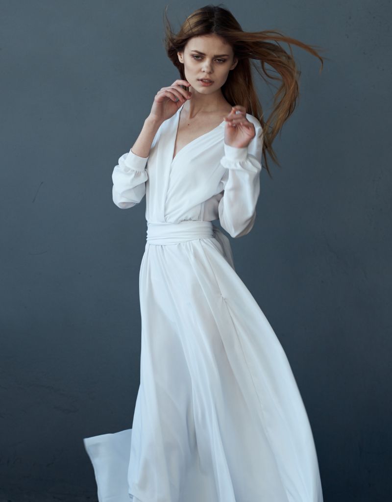 modelo com vestido branco
