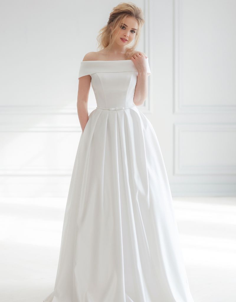 modelo com vestido de noiva simples