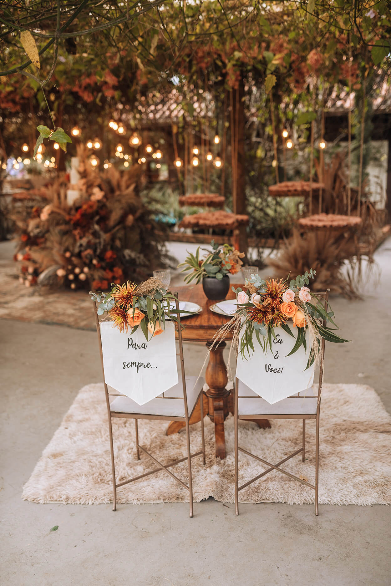 Mesa e cadeira com flores